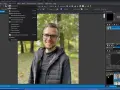Edytor zdjęć darmowy pozwala na poprawę portretu. Widoczny jest mężczyzna w okularach, a w menu programu opcje edycji.