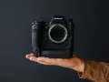 Dłoń trzyma profesjonalny aparat Nikon z9. Bez obiektywu, gotowy do uchwycenia niezwykłych chwil.
