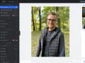 Program do obróbki zdjęć na komputer Fotor pozwala na edycję portretu mężczyzny w parku.
