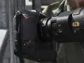 Profesjonalny aparat Nikon z obiektywem i adapterem FTZ II gotowy do akcji.