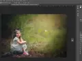 Dziewczynka w białej sukience siedzi na pniu. W tle rozmyty las. Efekty dodane w photoshop zdjęcia.
