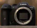 Canon EOS R7 – doskonały aparat dla pasjonatów fotografii. Sprawdź jego atrakcyjną canon r7 cena i możliwości.