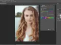 Portret młodej kobiety z falującymi włosami, edytowany w programie graficznym. Panel "Farbton/Sättigung" sugeruje, że zastosowano efekt **high key**.