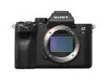 Czarny aparat Sony a7R IV z widocznym sensorem i mocowaniem E.