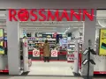 Wejście do drogerii Rossmann. Na ekranie obok reklama formy do pieczenia za 14,99 zł. Sprawdzam rossmann foto cennik.