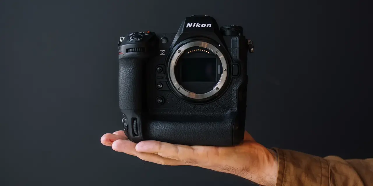 Dłoń trzyma profesjonalny aparat Nikon z9. Bez obiektywu, gotowy do uchwycenia niezwykłych chwil.
