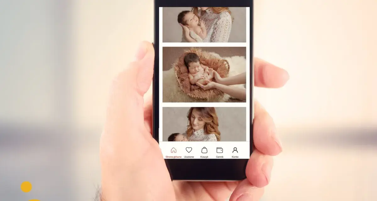 Dłoń trzyma smartfon z galerią zdjęć noworodków. Dowiedz się, jak utworzyć link ze zdjęciami, przeglądając te urocze fotografie.