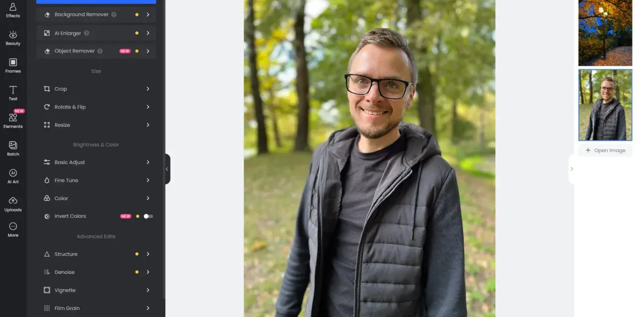 Program do obróbki zdjęć na komputer Fotor pozwala na edycję portretu mężczyzny w parku.