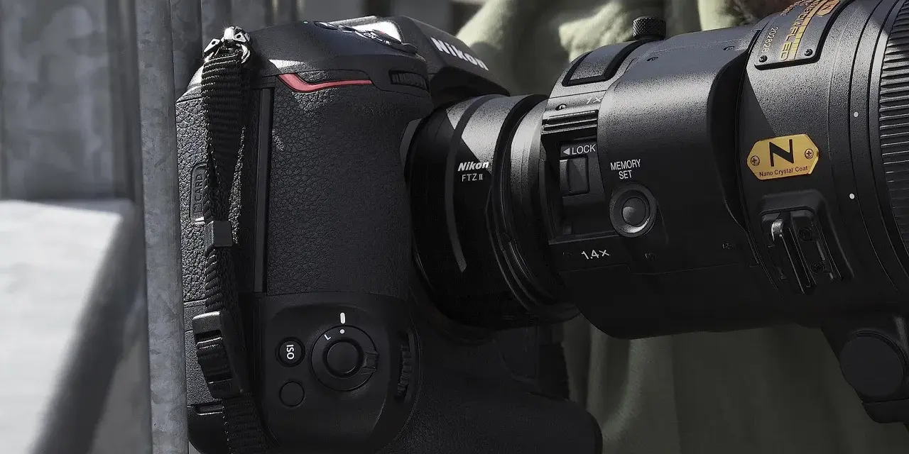Profesjonalny aparat Nikon z obiektywem i adapterem FTZ II gotowy do akcji.
