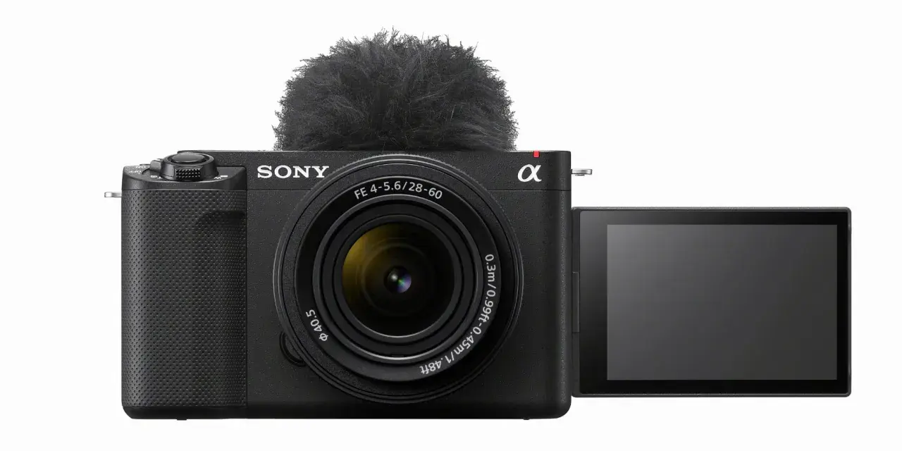 Czarny aparat Sony Alpha z obiektywem i mikrofonem na gorącej stopce. Idealny do vlogowania, model zve1.