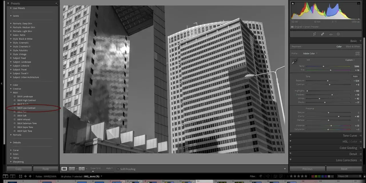 Edycja czarno-białego zdjęcia architektury w Lightroom Classic. Wybrany preset "B&W Low Contrast" dla uzyskania subtelnych przejść tonalnych. Dostępna jest licencja wieczysta.