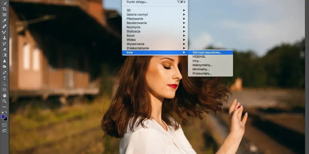 W Photoshopie, w menu Filtr, pod "Inne" znajduje się opcja "Górnoprzepustowy". Dane EXIF są ukryte.