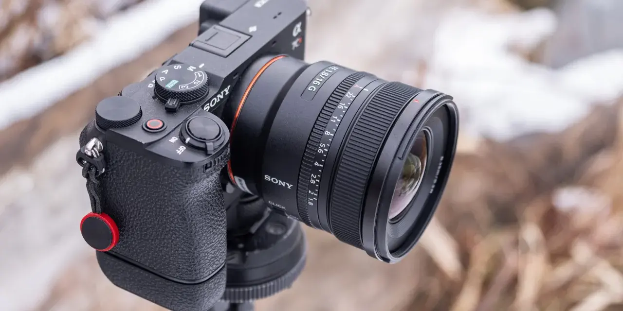 Aparat Sony z obiektywem 16mm f/1.8, idealny wybór, jaki obiektyw do krajobrazu.