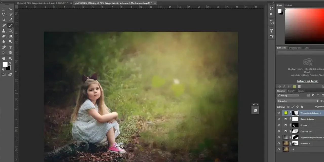 Dziewczynka w białej sukience siedzi na pniu. W tle rozmyty las. Efekty dodane w photoshop zdjęcia.