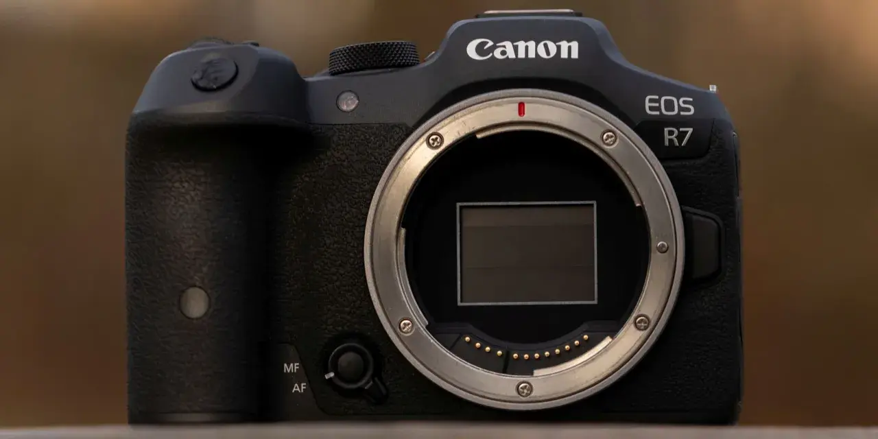 Canon EOS R7 – doskonały aparat dla pasjonatów fotografii. Sprawdź jego atrakcyjną canon r7 cena i możliwości.