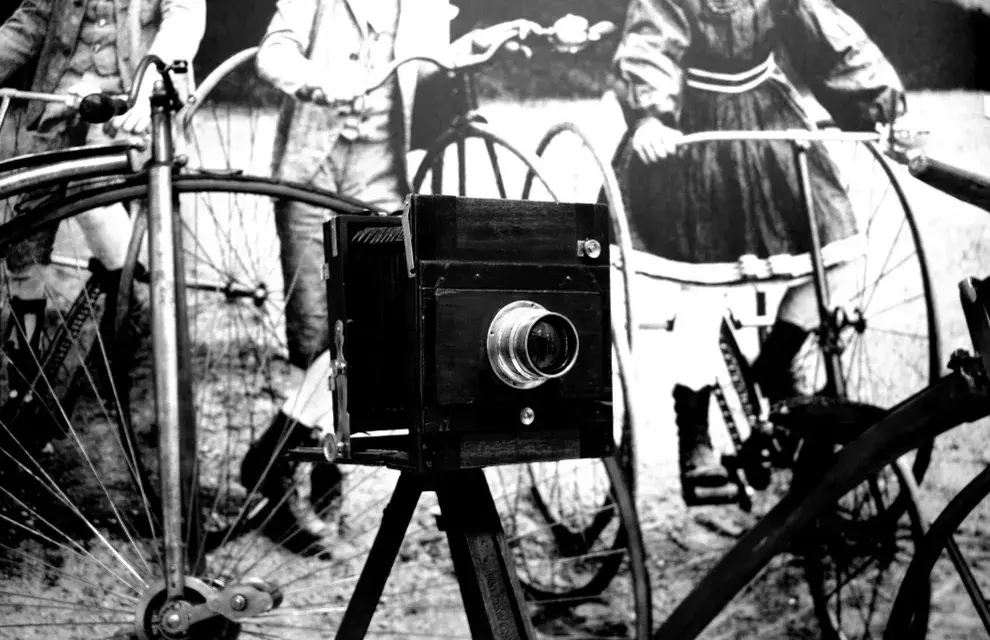 W którym roku wynaleziono aparat fotograficzny? Odkryj jego historię