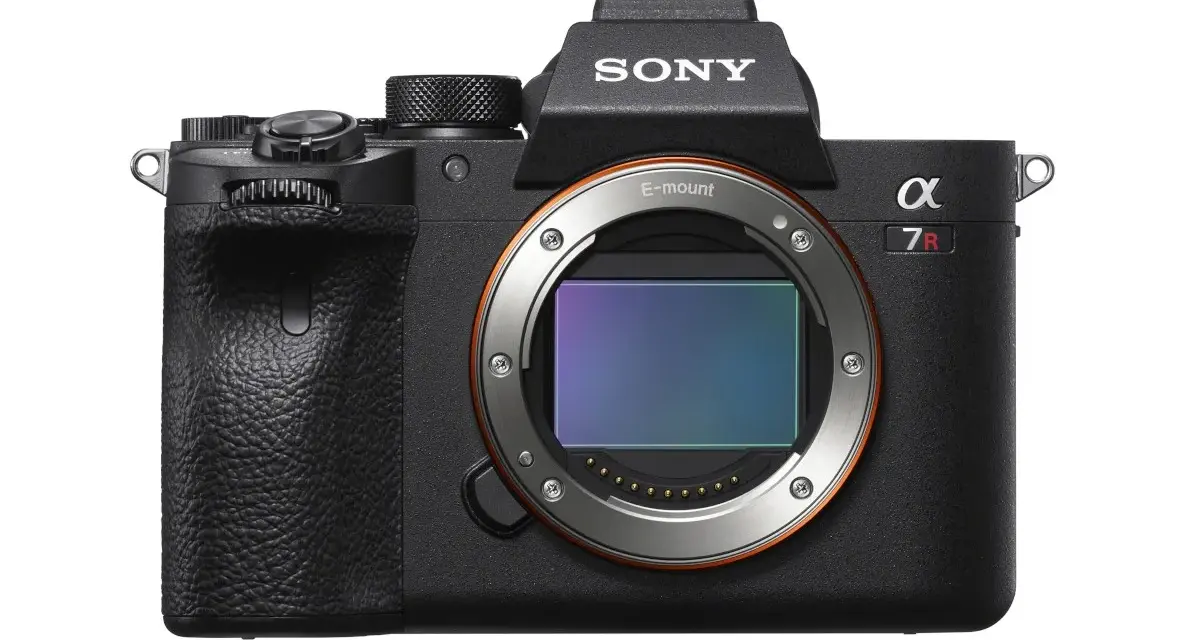 Czarny aparat Sony a7R IV z widocznym sensorem i mocowaniem E.