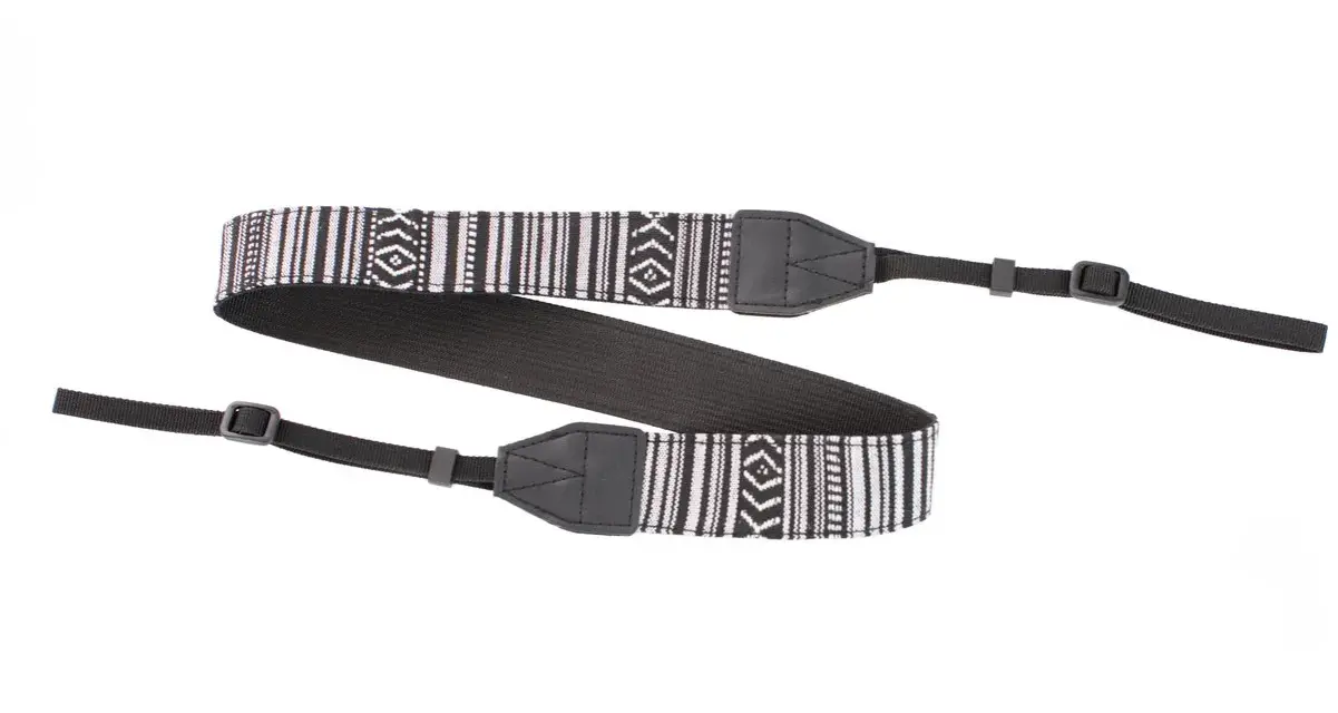 Strap co to? Stylowy, tkany pasek do aparatu z czarno-białym wzorem etnicznym i regulacją długości.