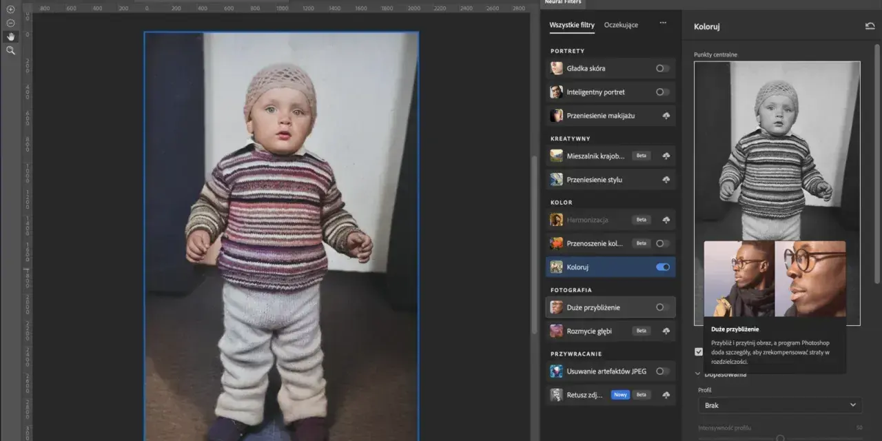 Dziecko w kolorowym sweterku i czapce, obok podgląd jak rozjaśnić zdjęcie za pomocą filtra "Koloruj" w Photoshopie.