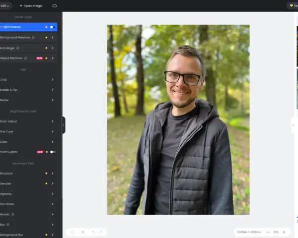 Program do obróbki zdjęć na komputer Fotor pozwala na edycję portretu mężczyzny w parku.