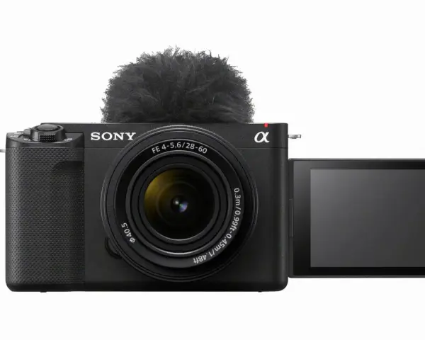 Czarny aparat Sony Alpha z obiektywem i mikrofonem na gorącej stopce. Idealny do vlogowania, model zve1.