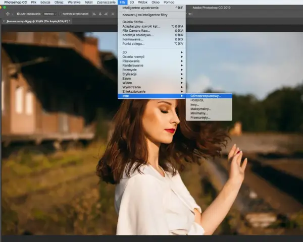 W Photoshopie, w menu Filtr, pod "Inne" znajduje się opcja "Górnoprzepustowy". Dane EXIF są ukryte.