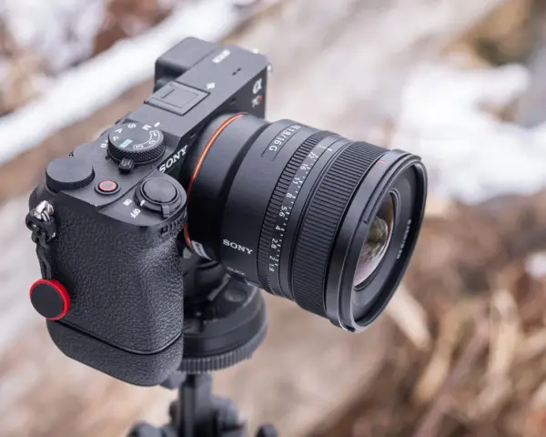 Aparat Sony z obiektywem 16mm f/1.8, idealny wybór, jaki obiektyw do krajobrazu.
