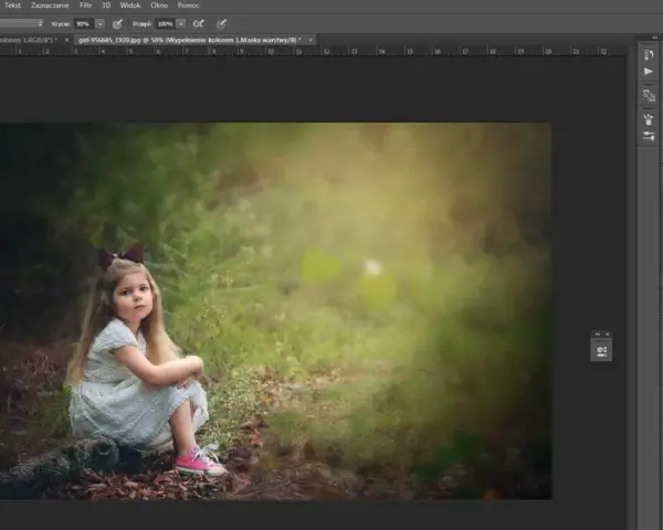 Dziewczynka w białej sukience siedzi na pniu. W tle rozmyty las. Efekty dodane w photoshop zdjęcia.