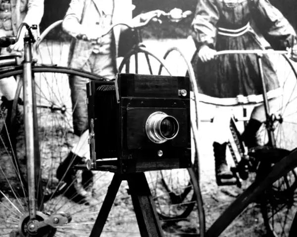 W którym roku wynaleziono aparat fotograficzny? Odkryj jego historię