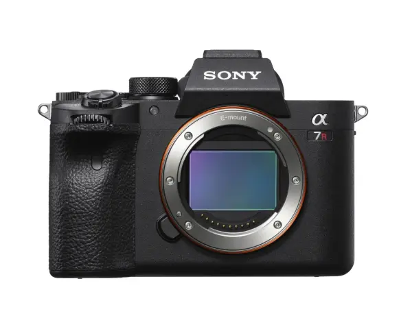 Czarny aparat Sony a7R IV z widocznym sensorem i mocowaniem E.