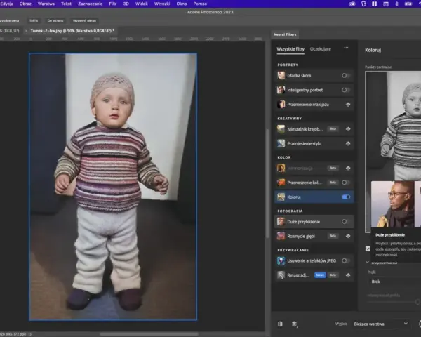 Dziecko w kolorowym sweterku i czapce, obok podgląd jak rozjaśnić zdjęcie za pomocą filtra "Koloruj" w Photoshopie.
