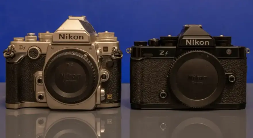 Srebrna lustrzanka Nikon Df i czarny bezlusterkowiec Nikon Zf stoją obok siebie, prezentując ewolucję fotografii.