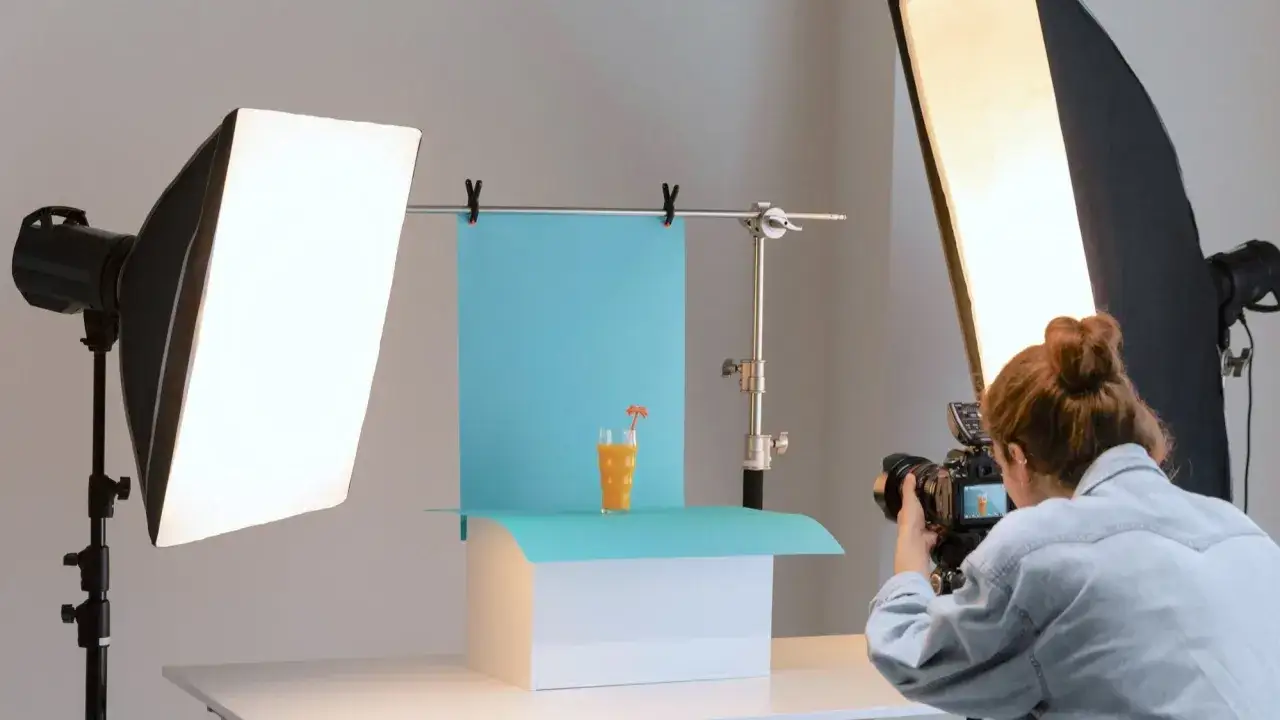 Strumienica fotografia: tworzenie idealnego ujęcia napoju z pomocą profesjonalnego oświetlenia i aparatu.