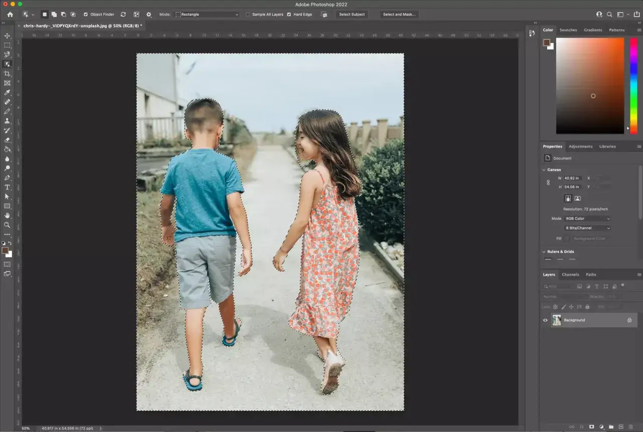 Dzieci idą ścieżką. Program Photoshop pokazuje proces szparowania zdjęć, zaznaczając sylwetki dzieci.