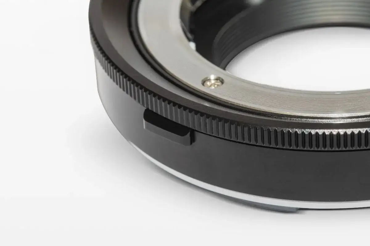 Precyzyjny adapter L-mount z metalowym wykończeniem, gotowy do montażu obiektywu.