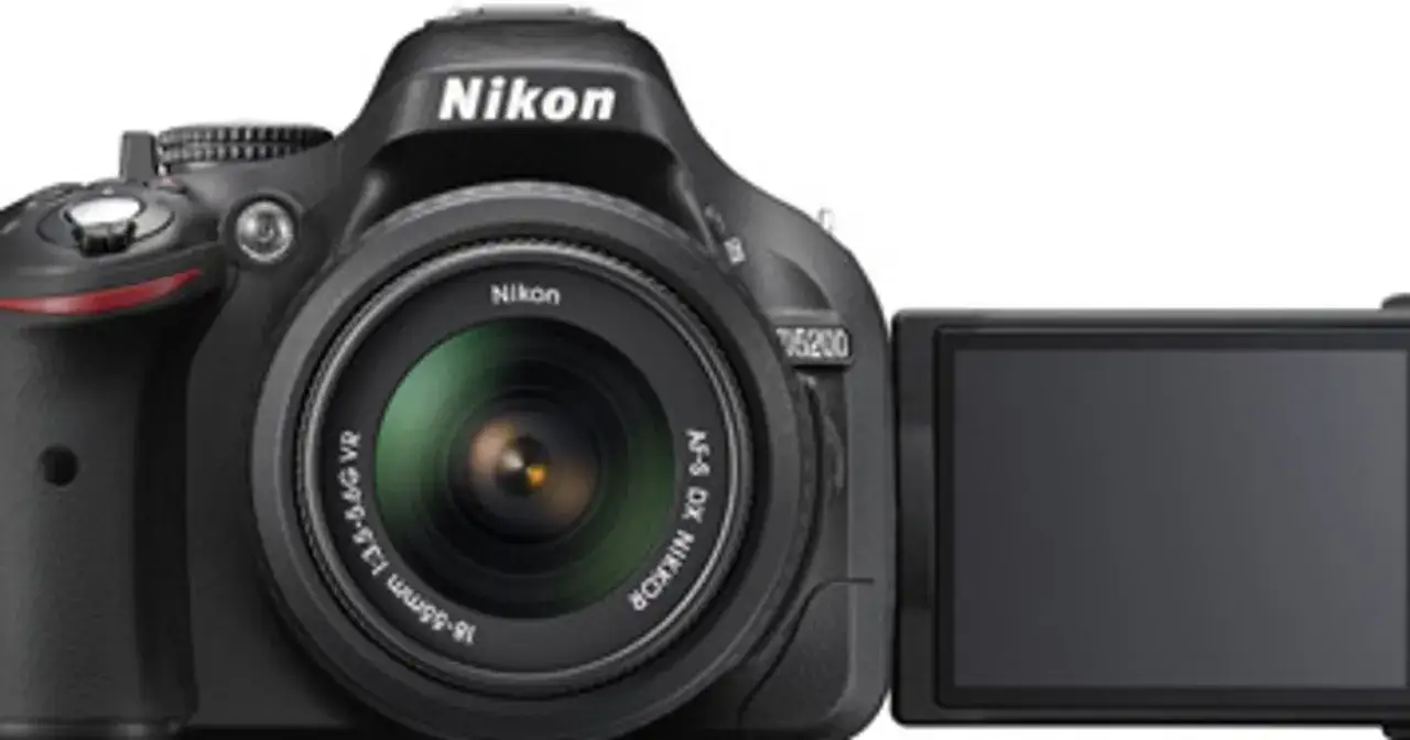 Czarna lustrzanka Nikon D5200 z obiektywem i odchylanym ekranem. Idealna do rozwiązywania fotograficznych krzyżówek.