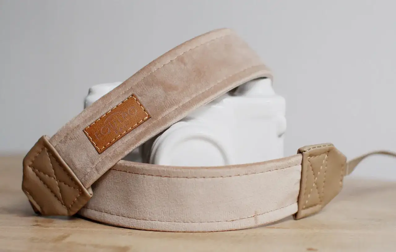 Miękki, beżowy strap z weluru i skóry, z logo 